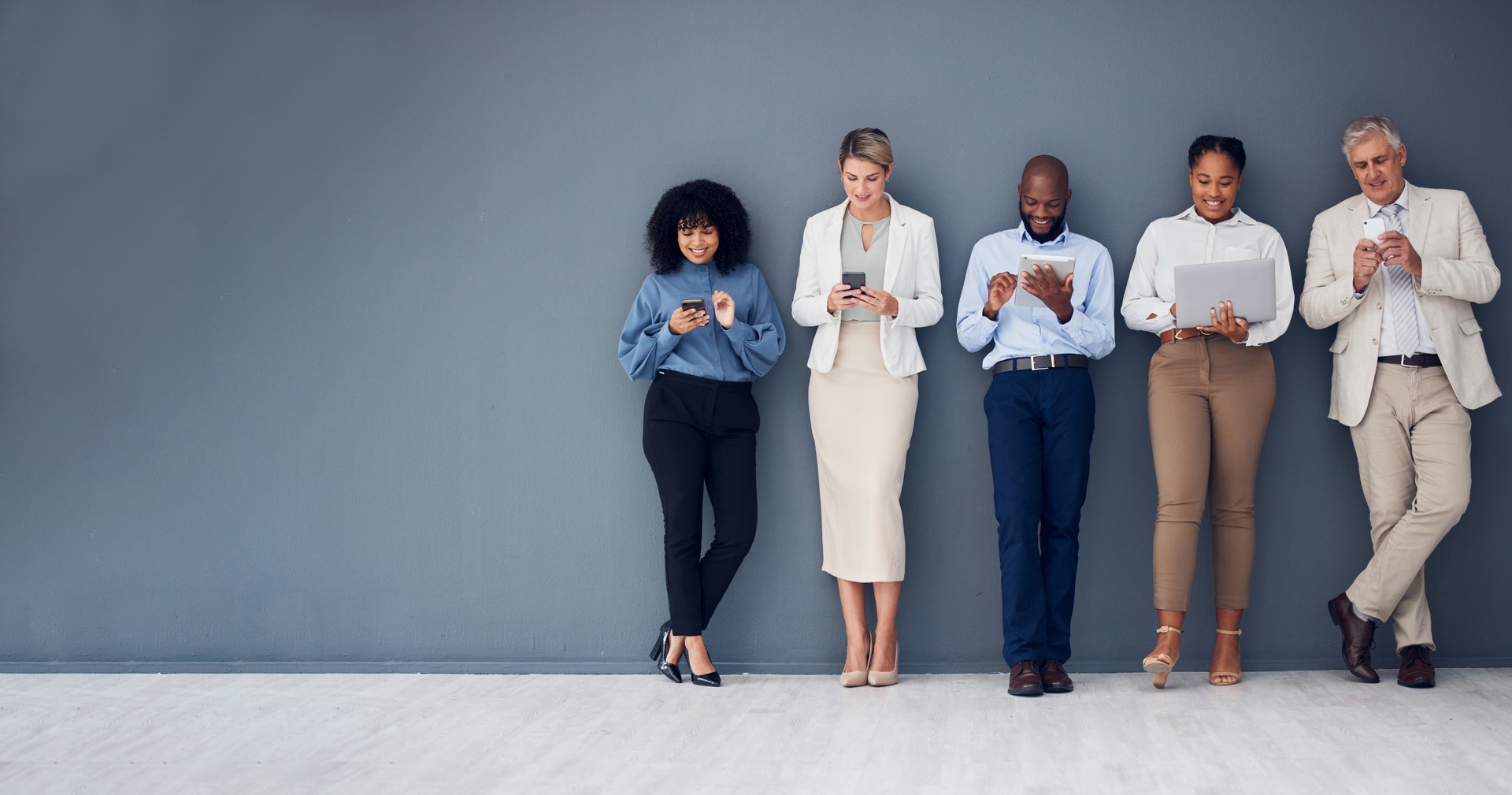 Mockup, Wand und Geschäftsleute mit Technologie, Rekrutierung und Warten auf Vorstellungsgespräch. Diversity, Männer und Frauen mit Geräten, Mitarbeitende und Kollaboration für Cyber Security und Data Analytics