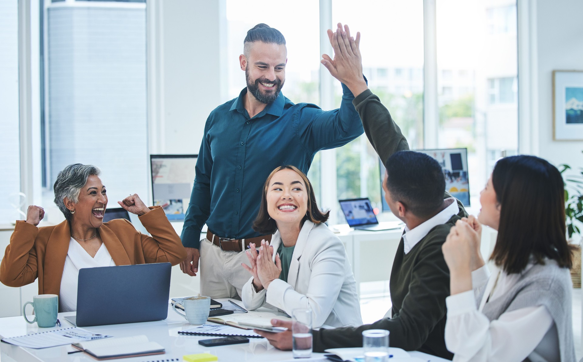 Feier, Geschäftstreffen und High Five der Mitarbeiter des Unternehmens mit Zusammenarbeit und Teamarbeit Büro, Motivation und glückliche Gewinner Mitarbeiter mit Planung und KPI-Wachstumserfolg durch Teamarbeit