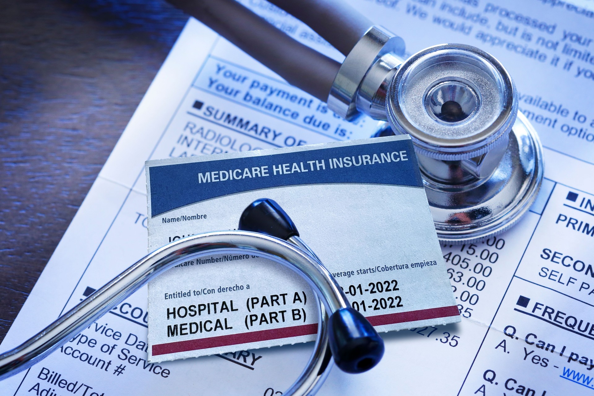 Medicare-Versicherungskarte und Stethoskop auf einer Arztrechnung