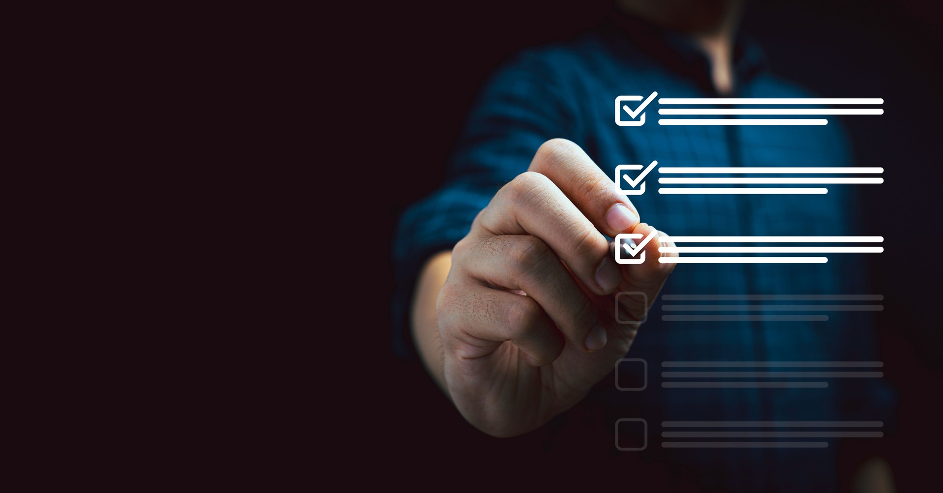 Geschäftsmann mit Stift, um ein Häkchen zu setzen, um virtuelle Dokumente zu überprüfen, zu überprüfen und zu genehmigen, Qualitätssicherung und ISO-Konzept.