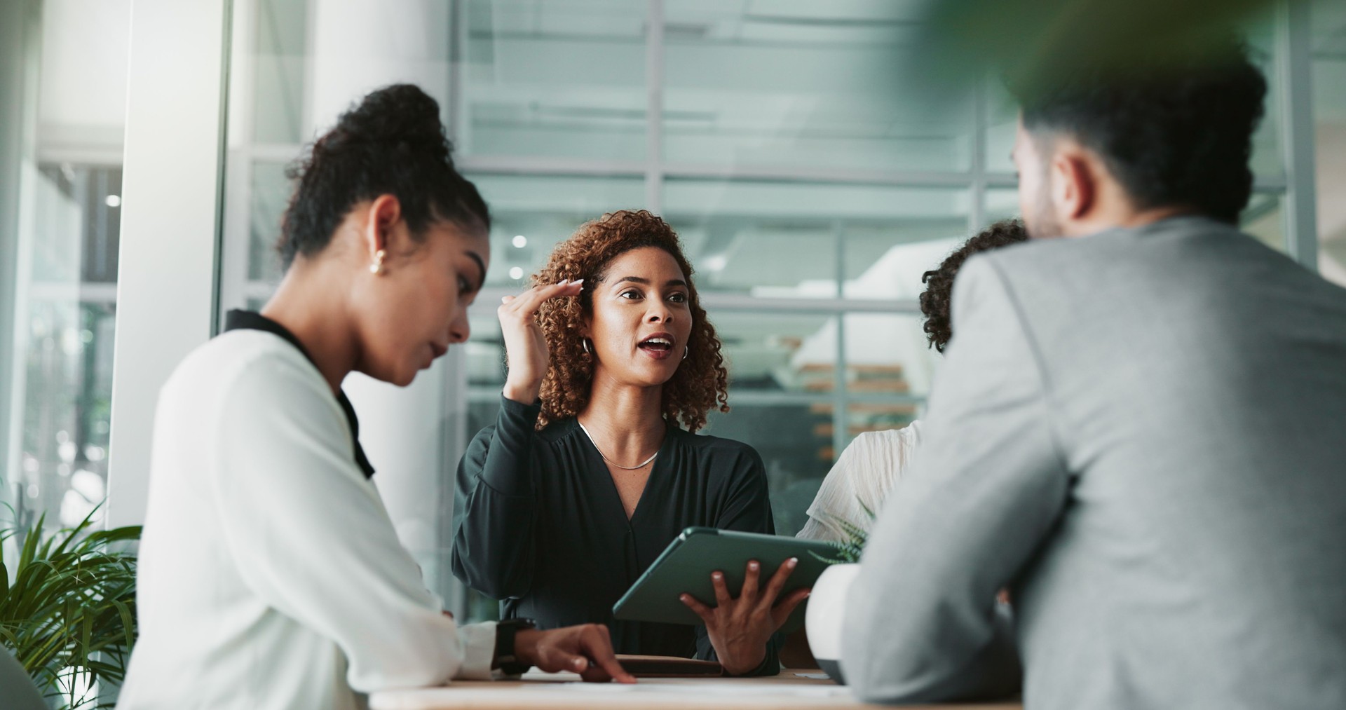 Frau, Anwältin und Tablet bei der Besprechung mit dem Team, Planung und Diskussion zur Überprüfung für einen Rechtsfall im Büro. Menschen, Anwalt und digitaler Touchscreen mit Gruppe, Verhandlung und Feedback in der Kanzlei