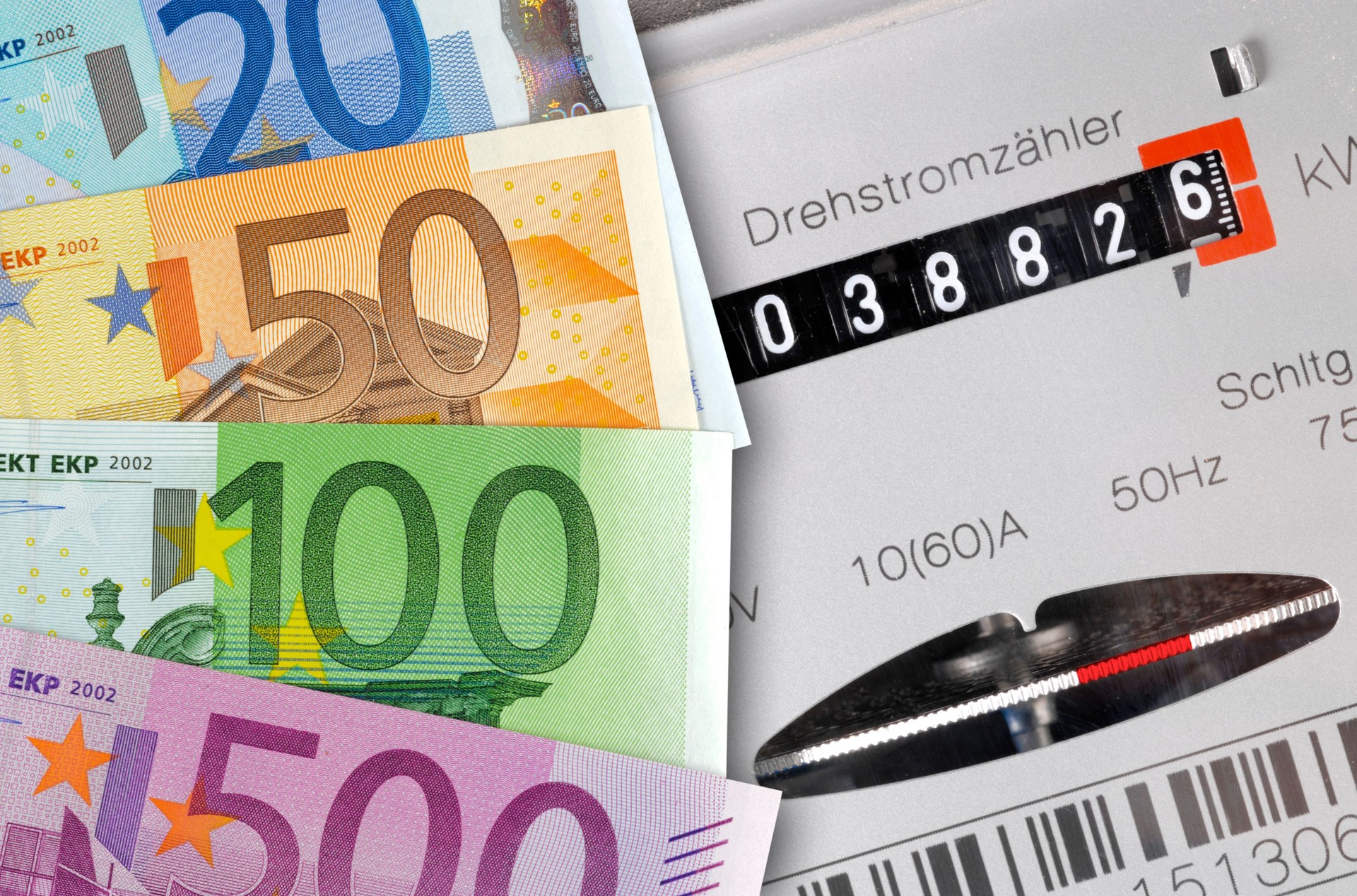 Stromzähler und Euro-Banknoten als Symbol für hohe Energiekosten