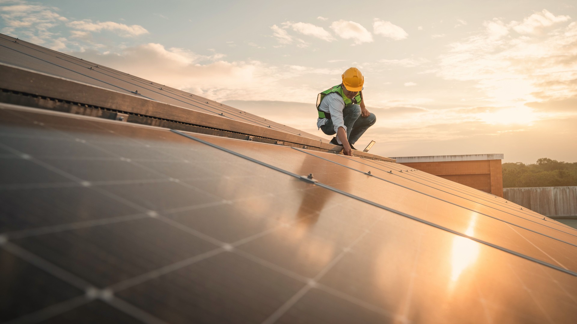 Servicetechniker, der die Solarzelle auf dem Dach zur Wartung überprüft, wenn ein beschädigtes Teil vorhanden ist. Ingenieur Arbeiter installieren Solarpanel. Sauberes Energiekonzept.